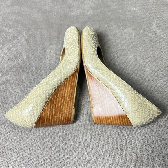 STUART WEITZMAN Size 7.5 Leather Snakeskin Light Green Wedge Wood Heel - Picture 7 of 11